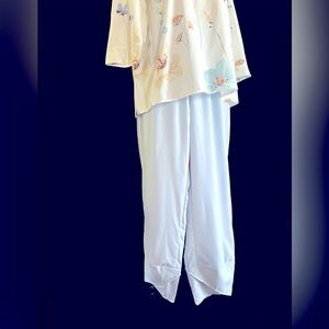 Beautiful 2pc outfit, Shirt has 3/4 sleeve, with a tulip hem on the crop pants.